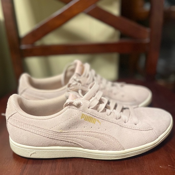 Light Pink Suede Pumas 💖 - Picture 2 of 7